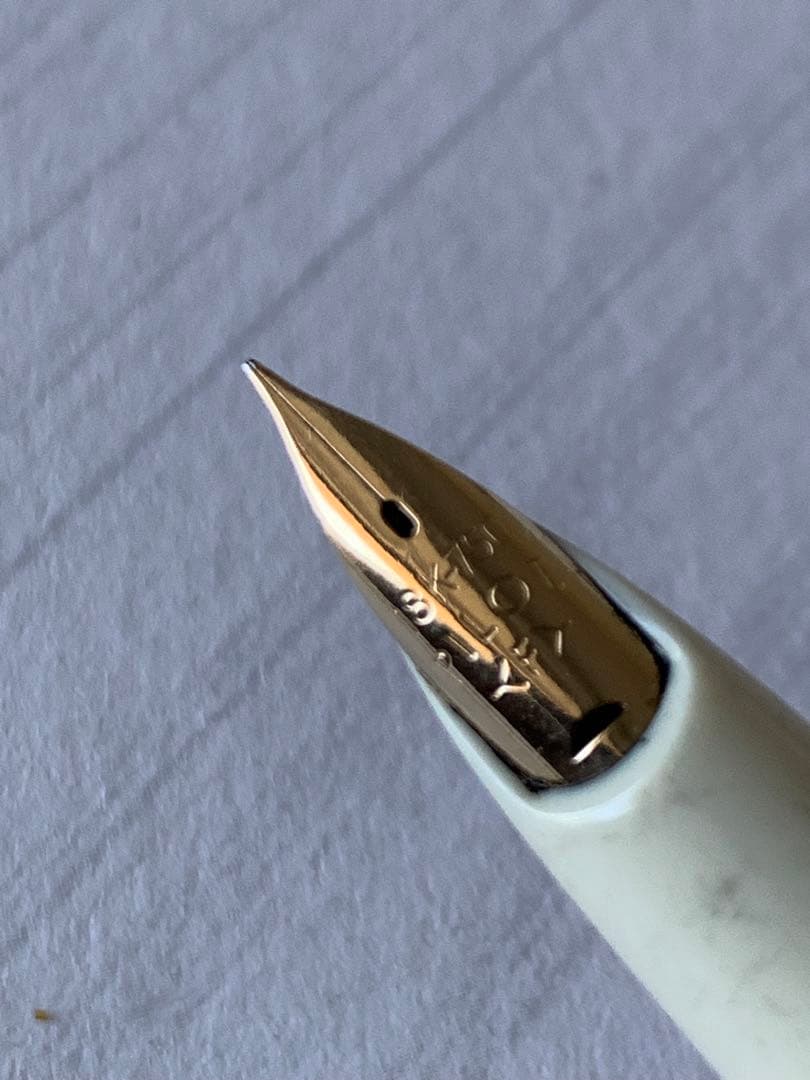 Pilot Lady Karakusa fountain pen 1970s model with 18k750 nib showing grip stained area