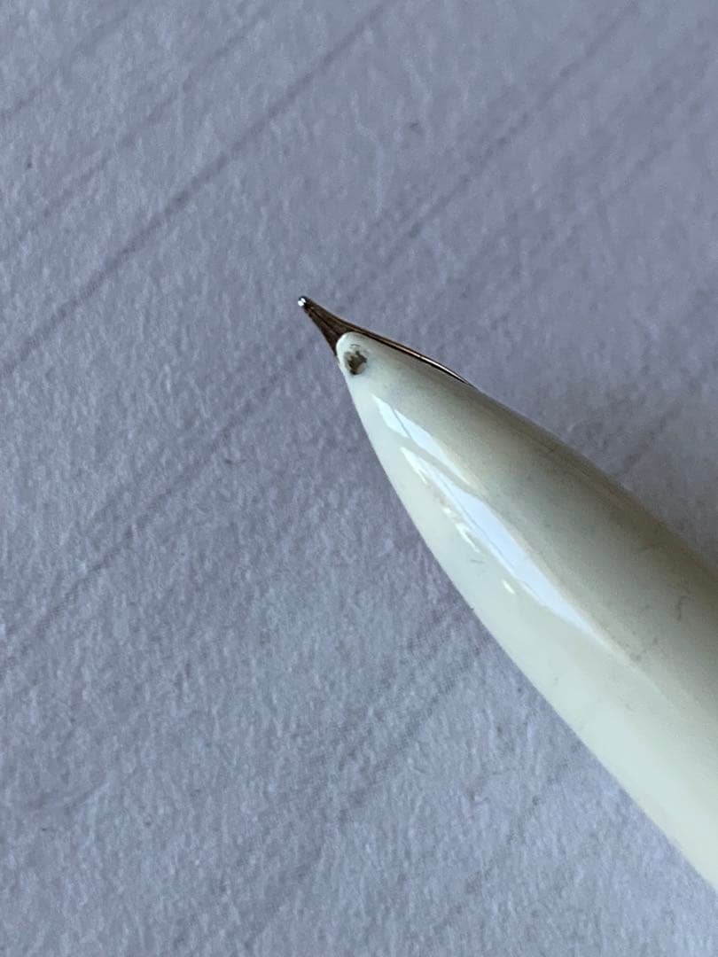 Pilot Lady Karakusa fountain pen 1970s model with 18k750 nib showing grip stained area