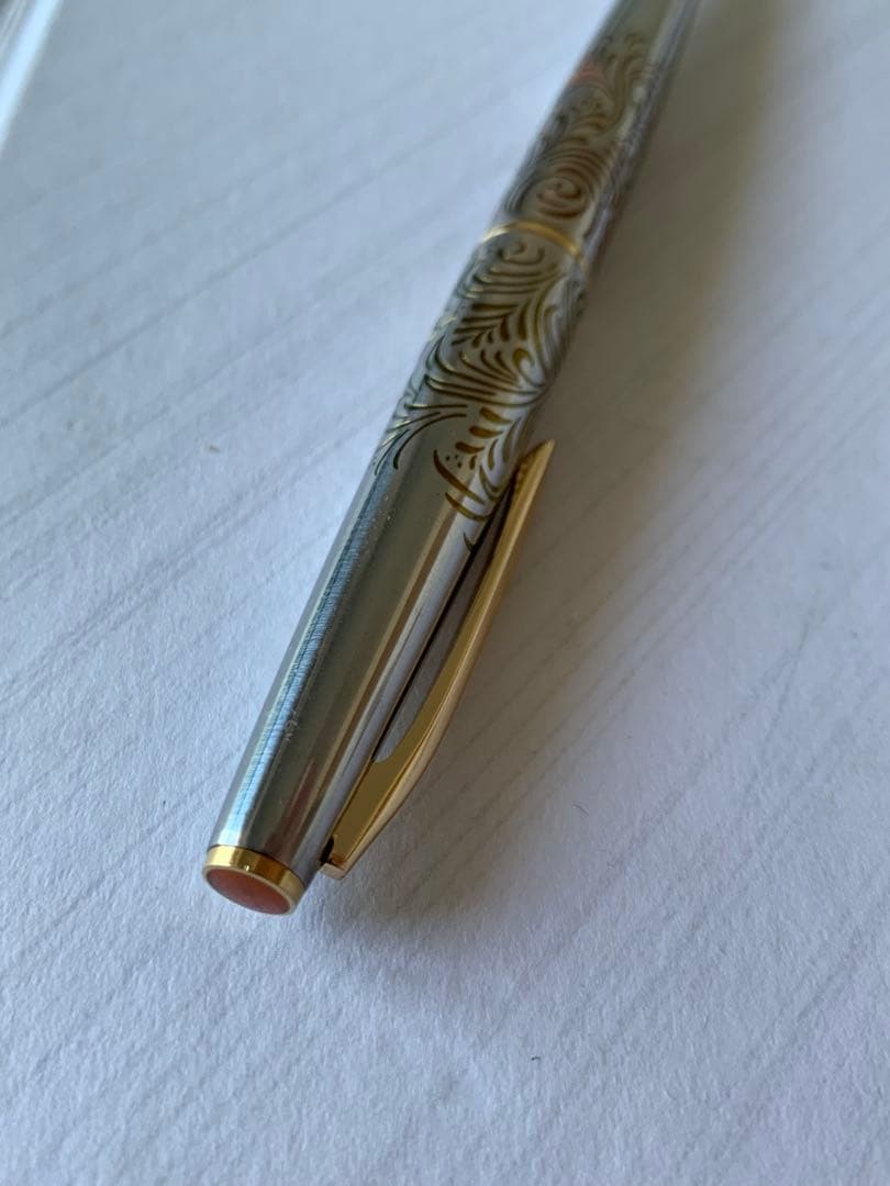 Pilot Lady Karakusa fountain pen 1970s model with 18k750 nib showing grip stained area