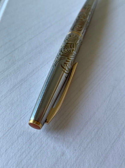 Pilot Lady Karakusa fountain pen 1970s model with 18k750 nib showing grip stained area