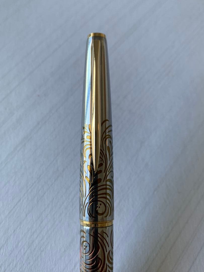 Pilot Lady Karakusa fountain pen 1970s model with 18k750 nib showing grip stained area