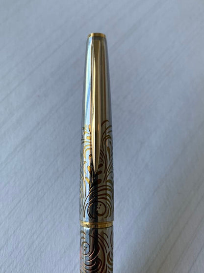 Pilot Lady Karakusa fountain pen 1970s model with 18k750 nib showing grip stained area