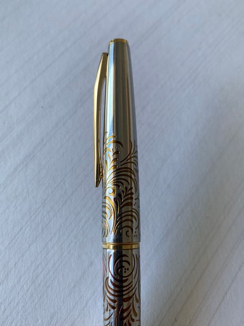 Pilot Lady Karakusa fountain pen 1970s model with 18k750 nib showing grip stained area