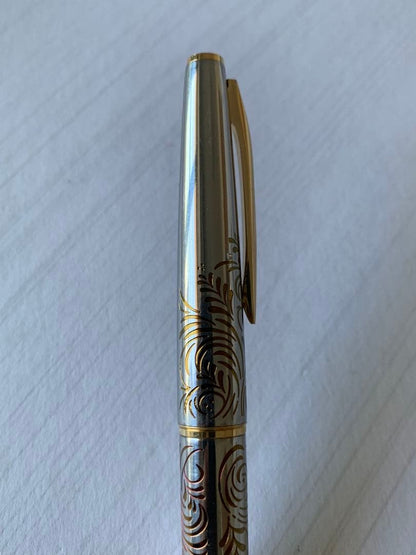 Pilot Lady Karakusa fountain pen 1970s model with 18k750 nib showing grip stained area