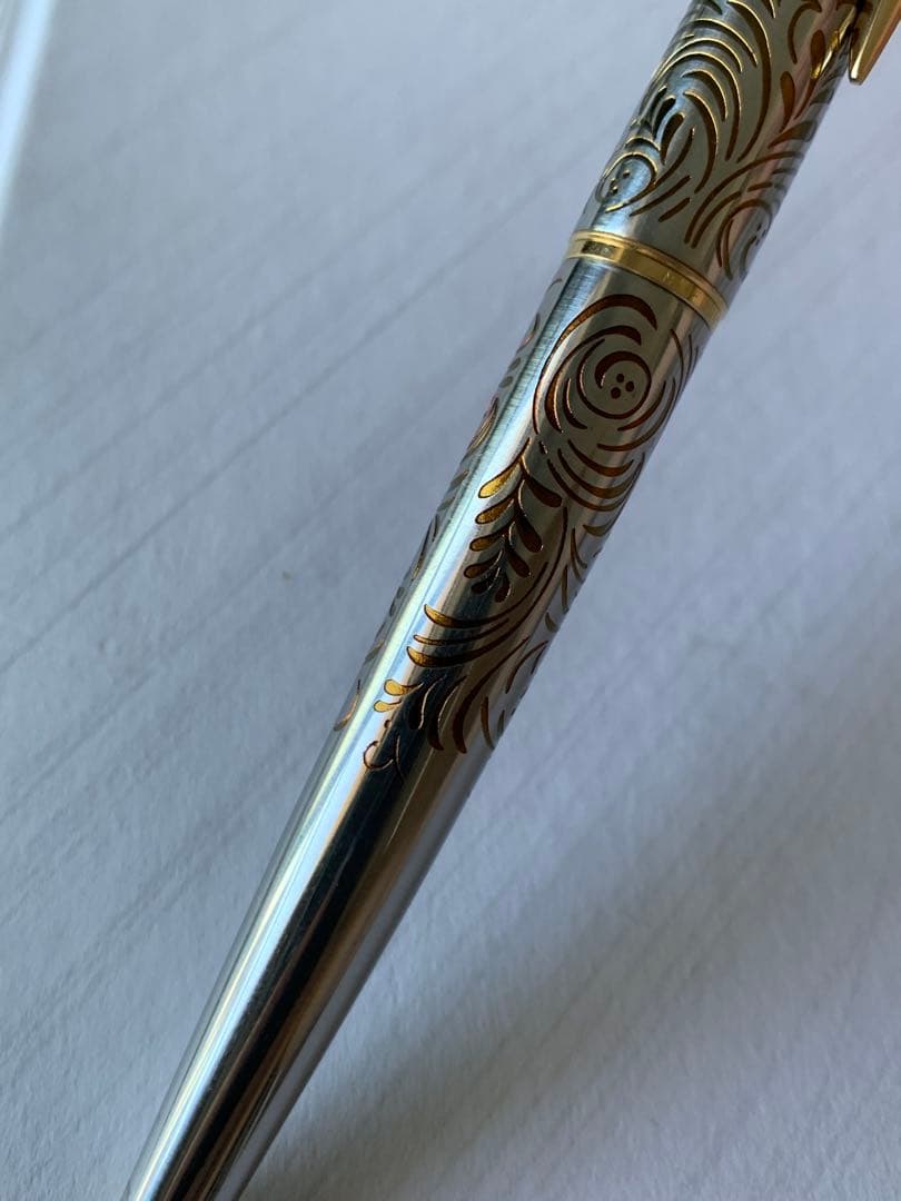 Pilot Lady Karakusa fountain pen 1970s model with 18k750 nib showing grip stained area