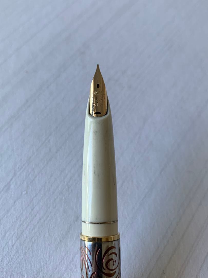 Pilot Lady Karakusa fountain pen 1970s model with 18k750 nib showing grip stained area