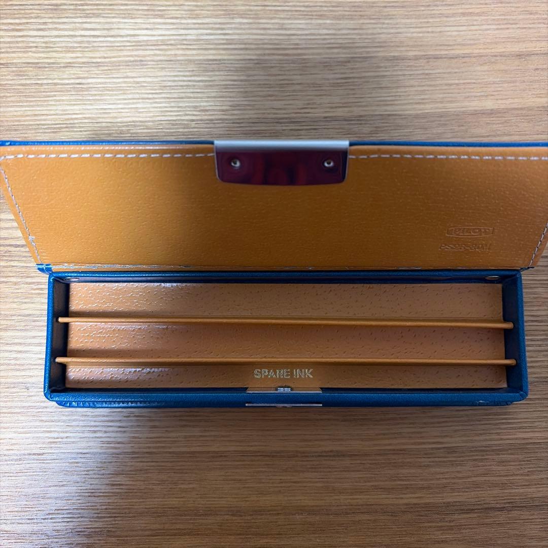 Discontinued navy blue PILOT leather hard pen case model PS2B-80M holding 2 pens and spare ink