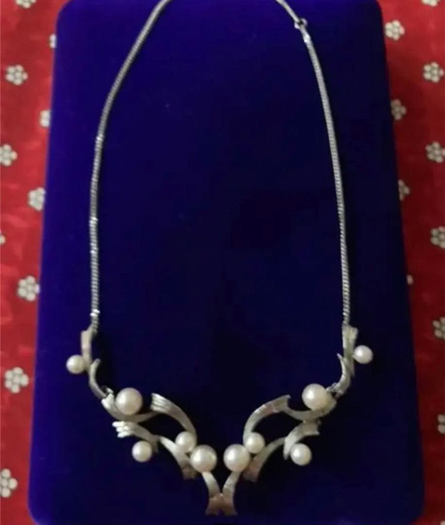TASAKI Kuro Akoya Pearl Platinum Necklace with 26 cm adjustable platinum chain and white pearls
