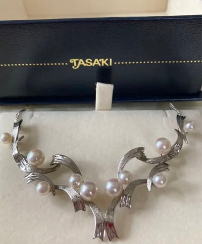 TASAKI Kuro Akoya Pearl Platinum Necklace with 26 cm adjustable platinum chain and white pearls