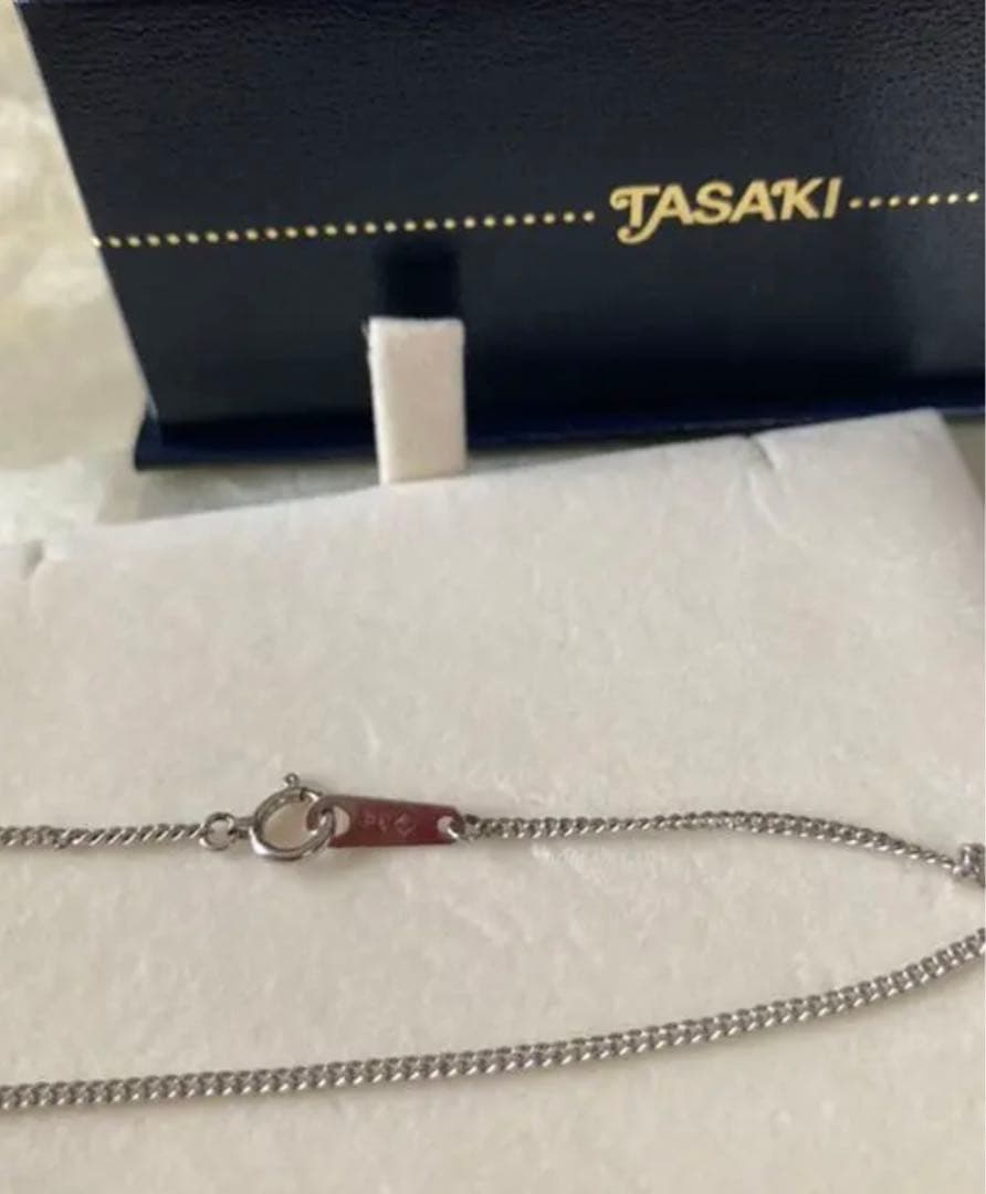 TASAKI Kuro Akoya Pearl Platinum Necklace with 26 cm adjustable platinum chain and white pearls