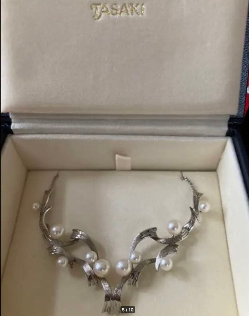 TASAKI Kuro Akoya Pearl Platinum Necklace with 26 cm adjustable platinum chain and white pearls