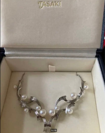 TASAKI Kuro Akoya Pearl Platinum Necklace with 26 cm adjustable platinum chain and white pearls
