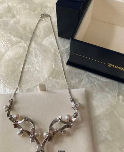 TASAKI Kuro Akoya Pearl Platinum Necklace with 26 cm adjustable platinum chain and white pearls