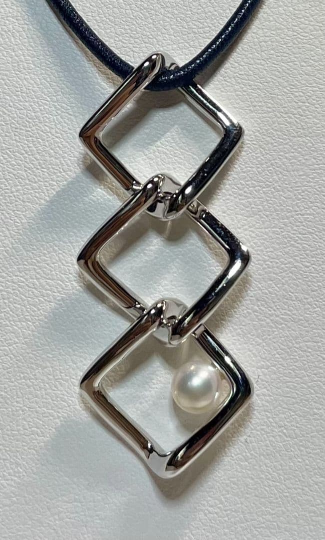 MIKIMOTO Pearl Pendant Top Perleeta with three diamond-shaped silver metal parts and white pearl on a silver chain