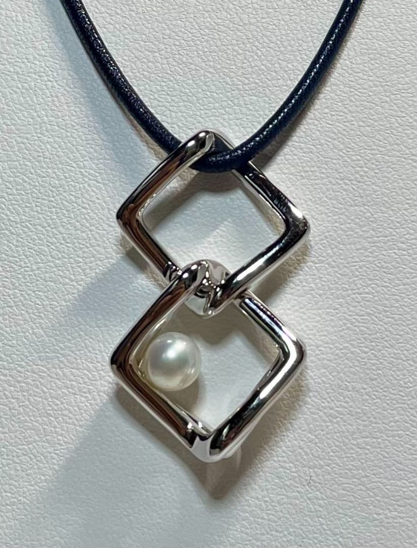 MIKIMOTO Pearl Pendant Top Perleeta with three diamond-shaped silver metal parts and white pearl on a silver chain