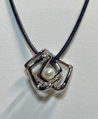 MIKIMOTO Pearl Pendant Top Perleeta with three diamond-shaped silver metal parts and white pearl on a silver chain