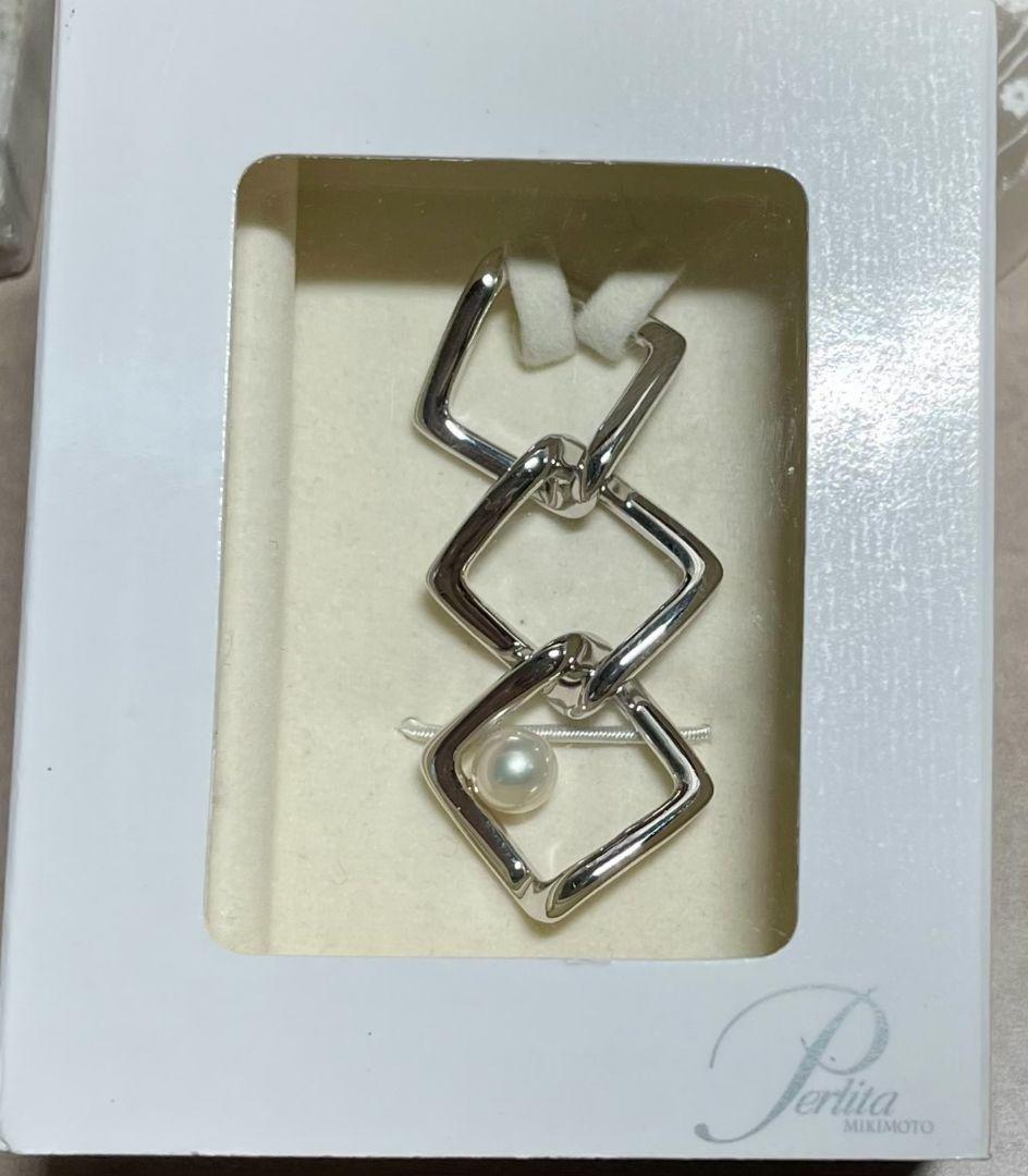 MIKIMOTO Pearl Pendant Top Perleeta with three diamond-shaped silver metal parts and white pearl on a silver chain