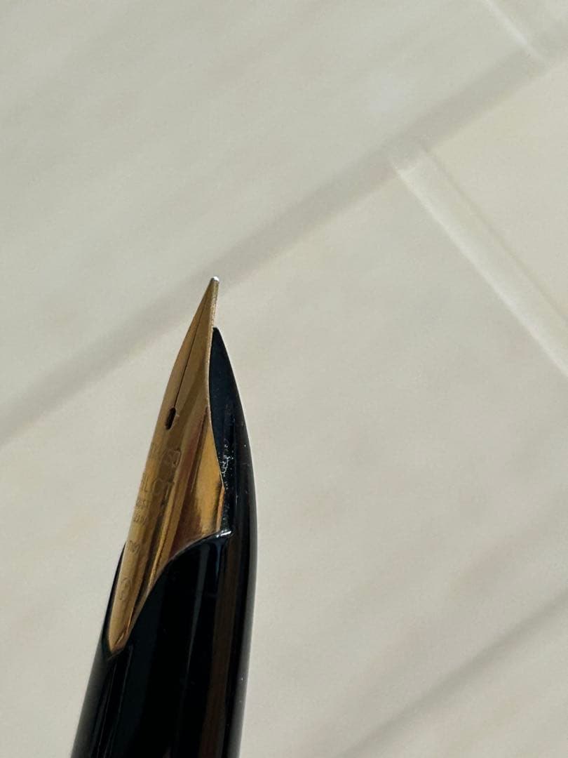 Pilot Fountain Pen Model T1070 made of 18 karat gold, unused with minor fine wear marks