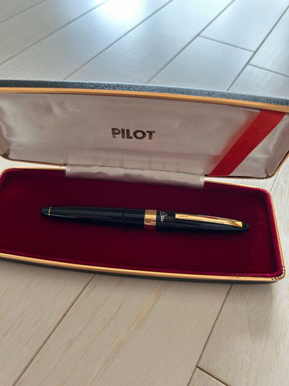 Pilot Fountain Pen Model T1070 made of 18 karat gold, unused with minor fine wear marks