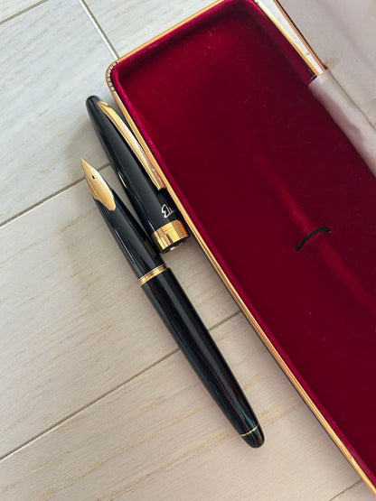 Pilot Fountain Pen Model T1070 made of 18 karat gold, unused with minor fine wear marks