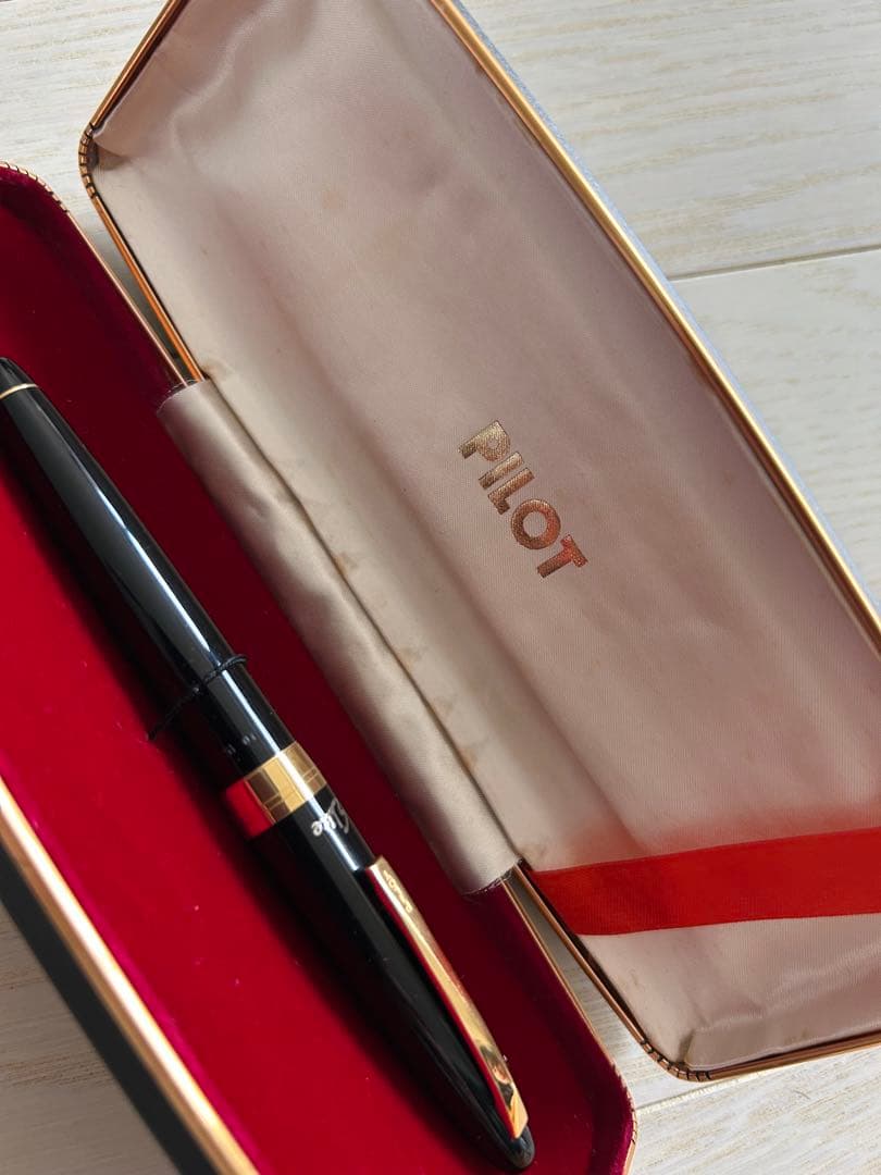 Pilot Fountain Pen Model T1070 made of 18 karat gold, unused with minor fine wear marks
