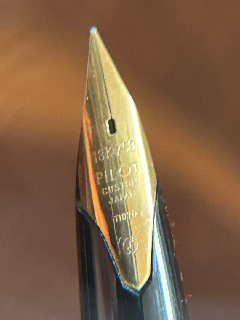Pilot Fountain Pen Model T1070 made of 18 karat gold, unused with minor fine wear marks