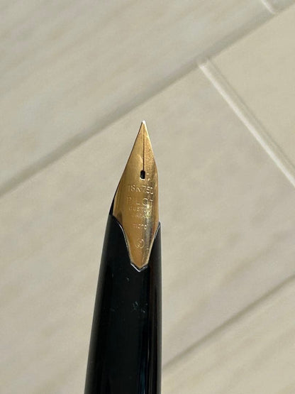 Pilot Fountain Pen Model T1070 made of 18 karat gold, unused with minor fine wear marks