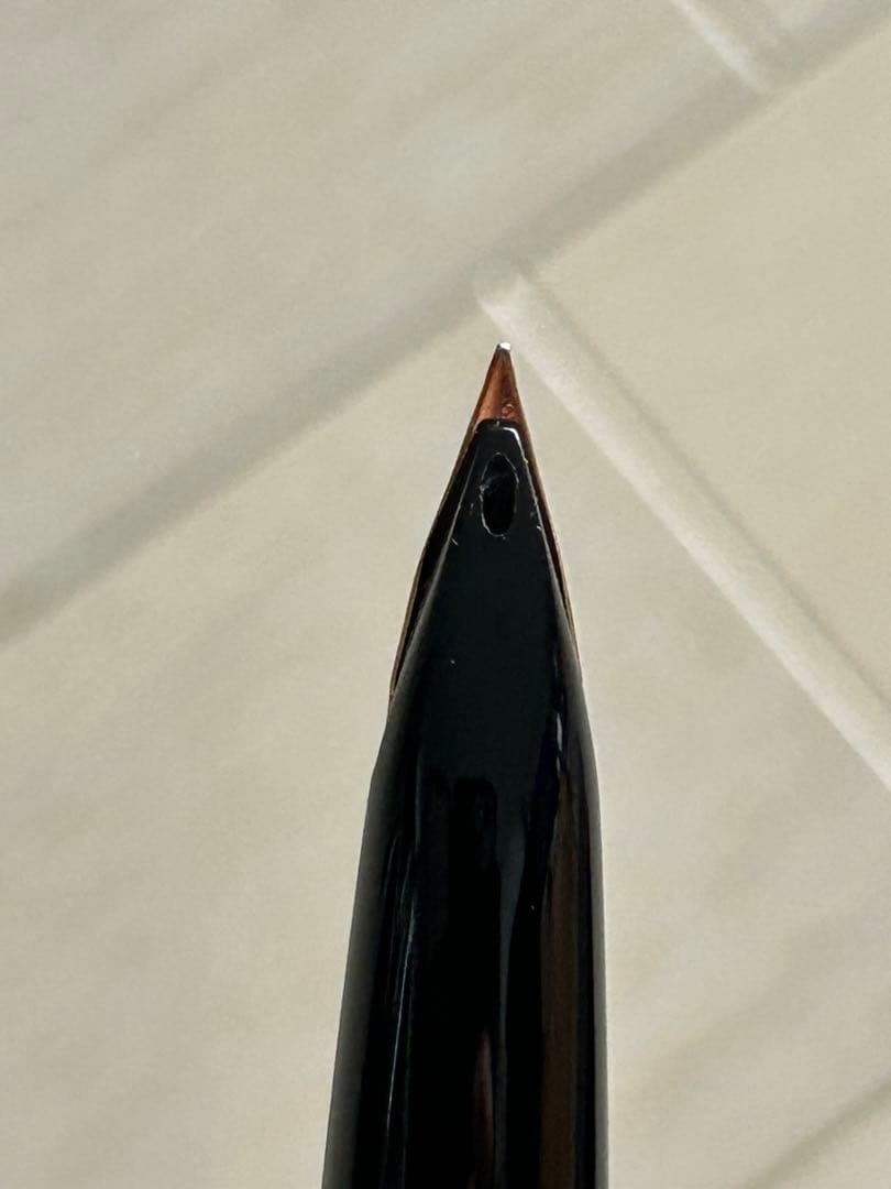 Pilot Fountain Pen Model T1070 made of 18 karat gold, unused with minor fine wear marks