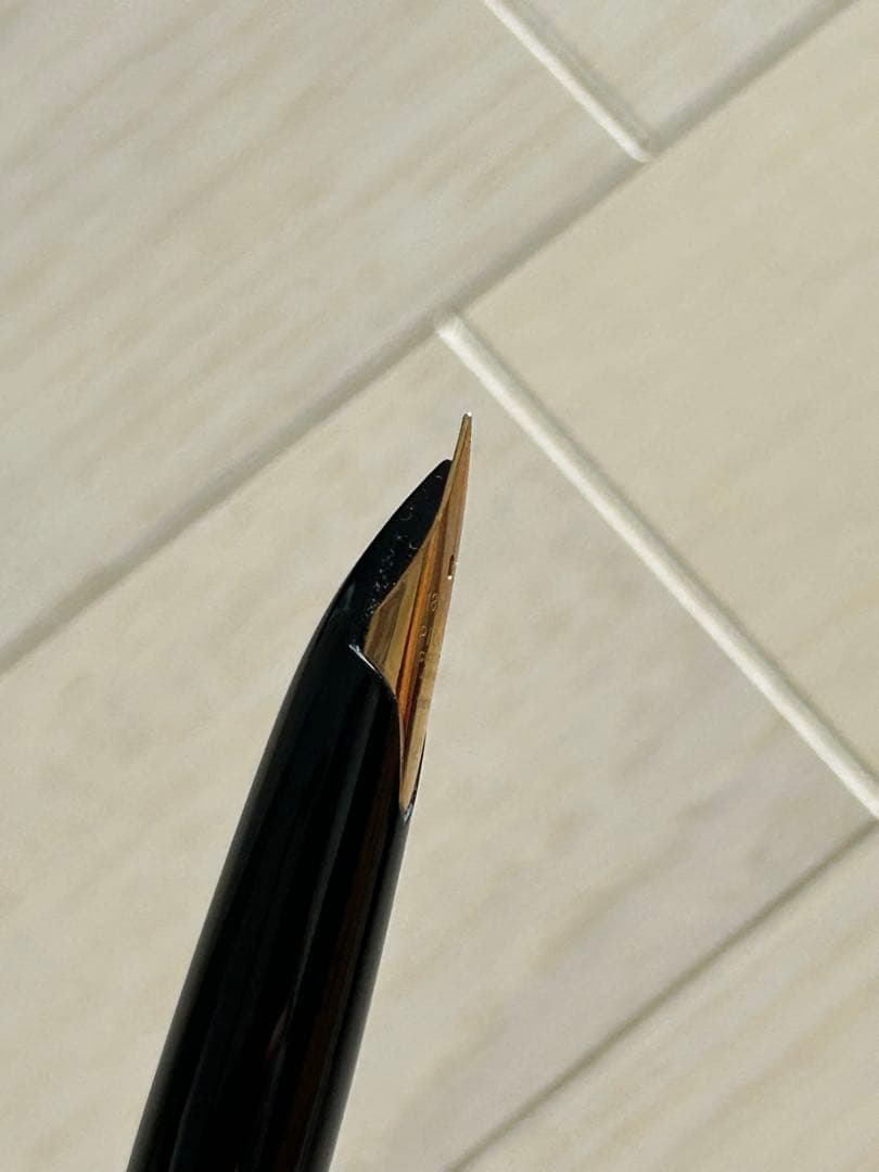 Pilot Fountain Pen Model T1070 made of 18 karat gold, unused with minor fine wear marks