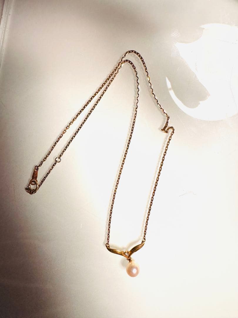 MIKIMOTO K18 18 karat gold pearl pendant necklace with diamond and 42 cm chain on white background