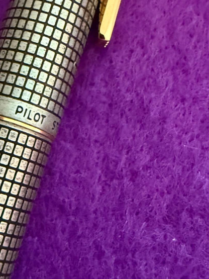 PILOT silver fountain pen with metallic lattice pattern and included dedicated case on white background