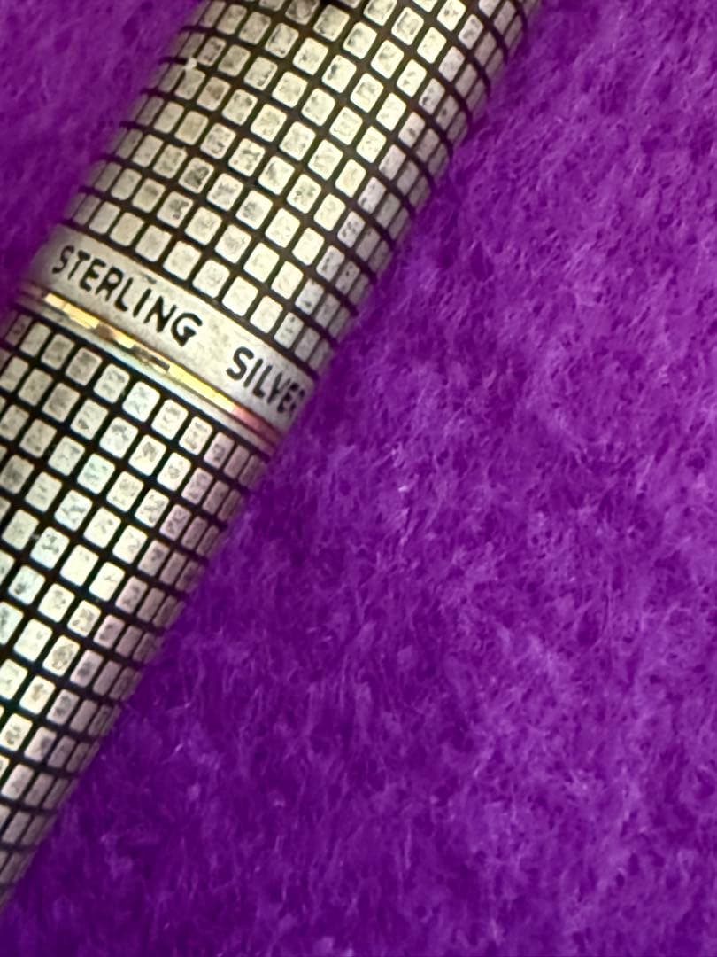 PILOT silver fountain pen with metallic lattice pattern and included dedicated case on white background