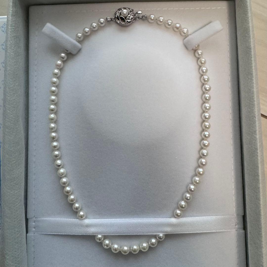 Akoya pearl necklace featuring 5.5-6.0mm pearls and a silver 925 flower motif clasp with certification