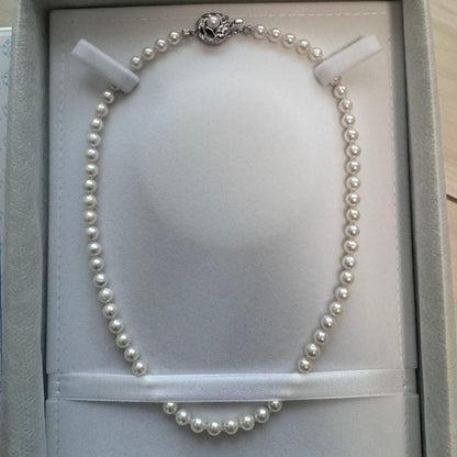 Akoya pearl necklace featuring 5.5-6.0mm pearls and a silver 925 flower motif clasp with certification
