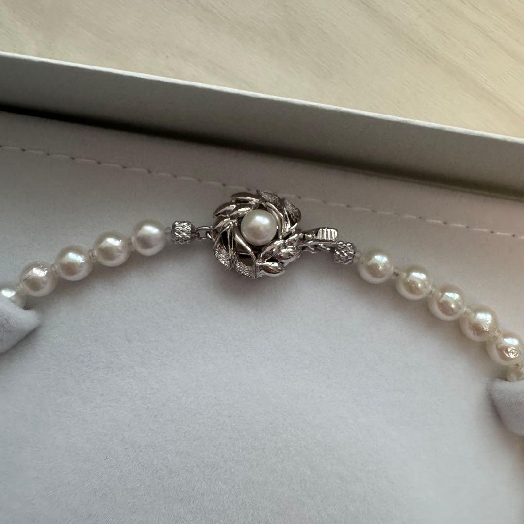 Akoya pearl necklace featuring 5.5-6.0mm pearls and a silver 925 flower motif clasp with certification
