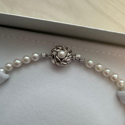 Akoya pearl necklace featuring 5.5-6.0mm pearls and a silver 925 flower motif clasp with certification