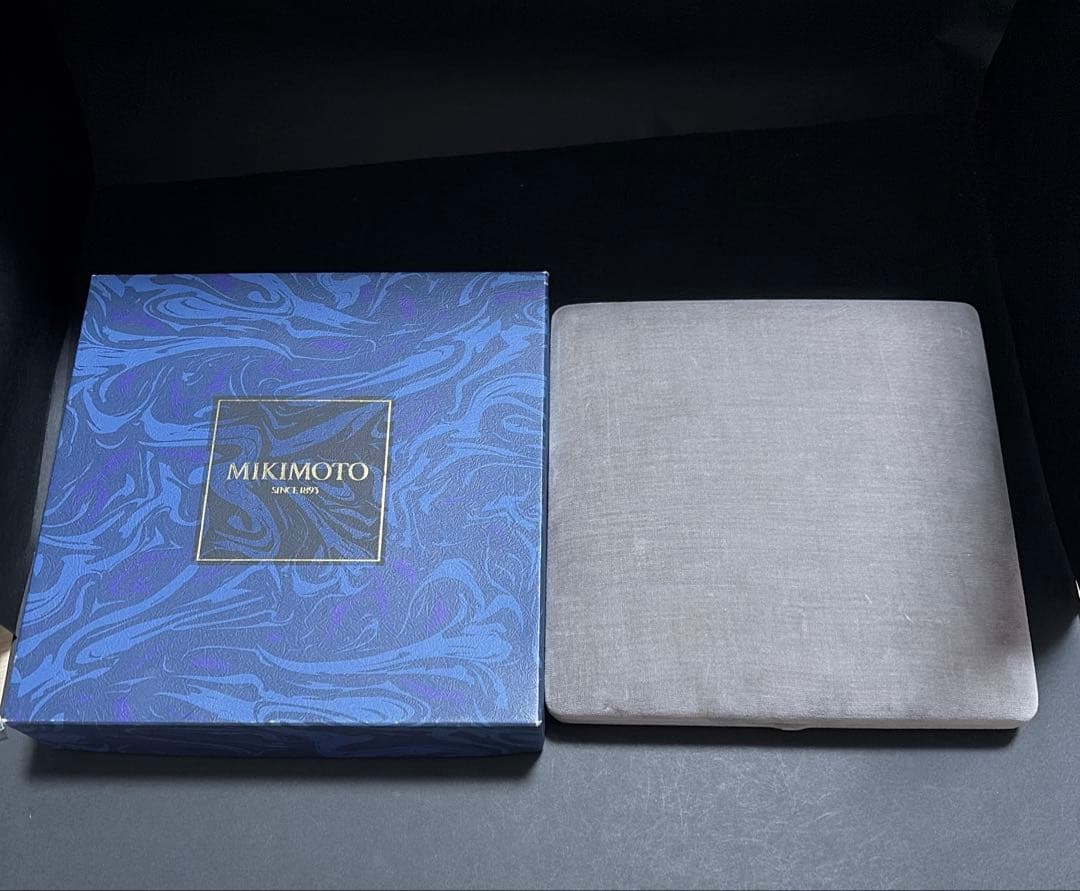 K18 Mikimoto Akoya Pearl Necklace 7.5 with bright luster in marked boxed packaging, 43 cm length