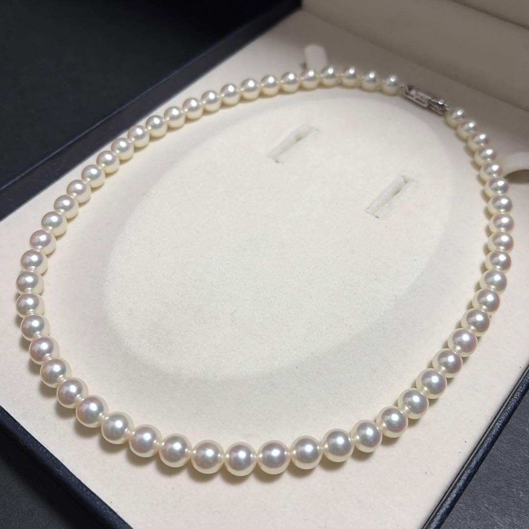 K18 Mikimoto Akoya Pearl Necklace 7.5 with bright luster in marked boxed packaging, 43 cm length