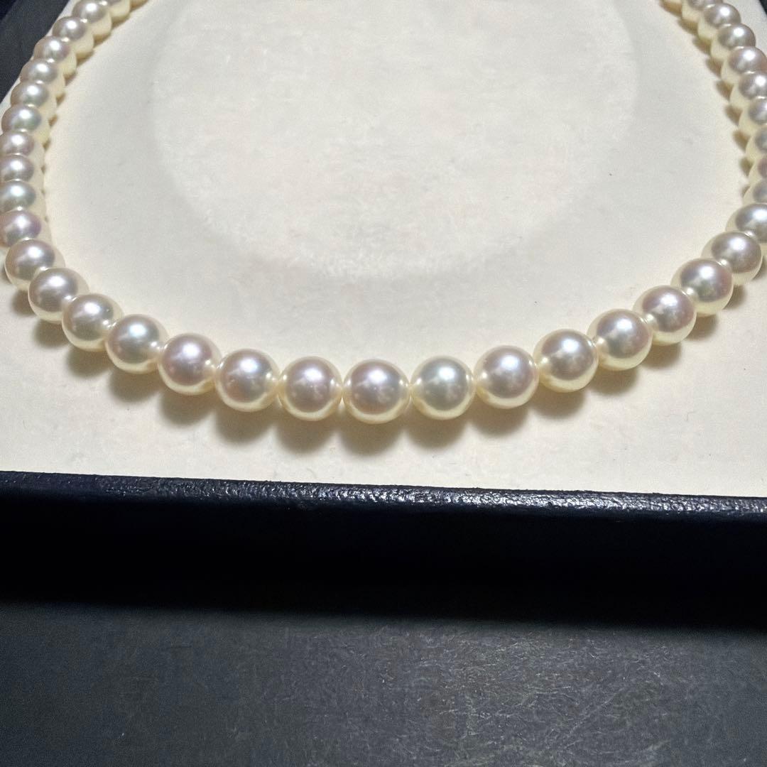 K18 Mikimoto Akoya Pearl Necklace 7.5 with bright luster in marked boxed packaging, 43 cm length