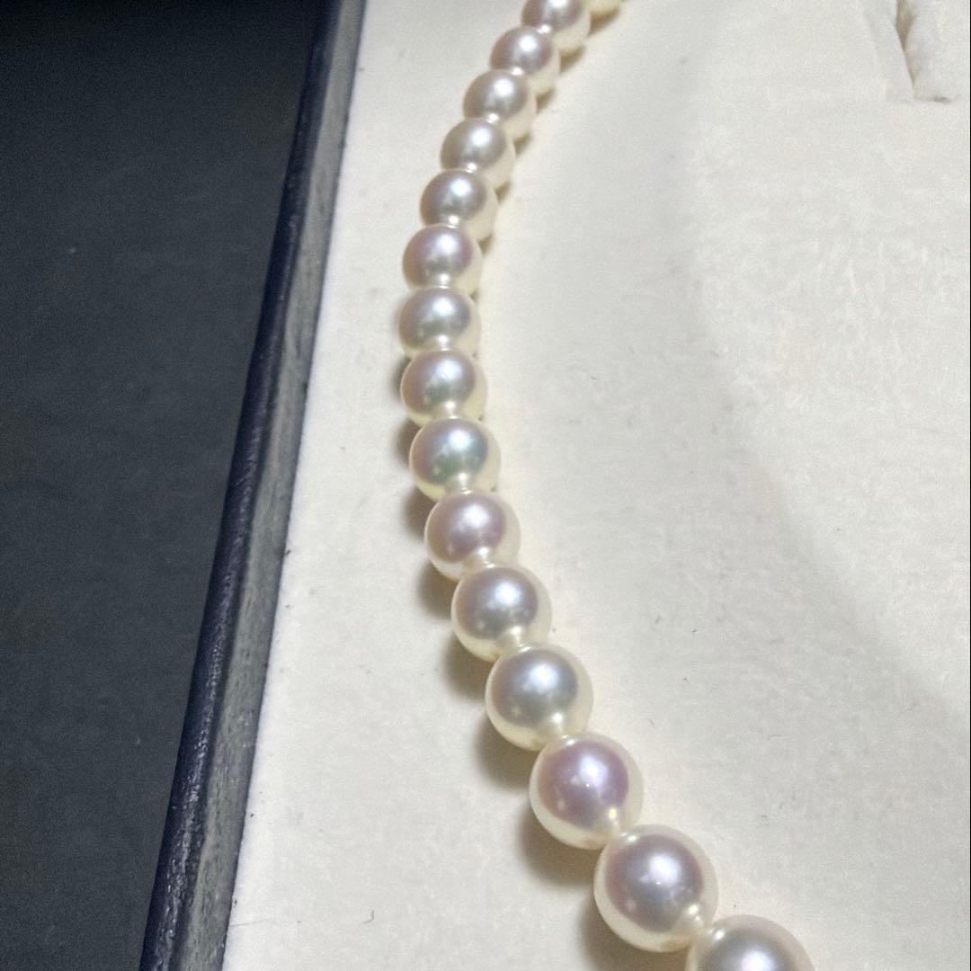 K18 Mikimoto Akoya Pearl Necklace 7.5 with bright luster in marked boxed packaging, 43 cm length