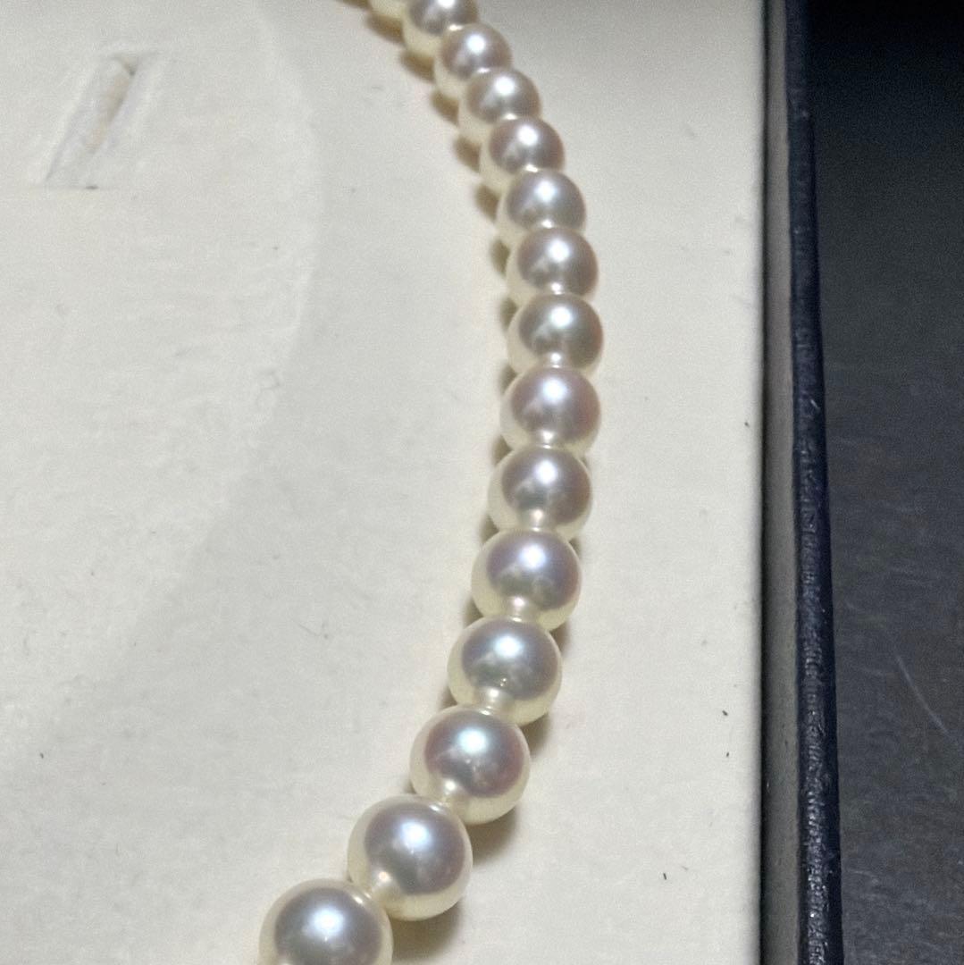 K18 Mikimoto Akoya Pearl Necklace 7.5 with bright luster in marked boxed packaging, 43 cm length
