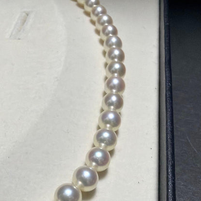 K18 Mikimoto Akoya Pearl Necklace 7.5 with bright luster in marked boxed packaging, 43 cm length