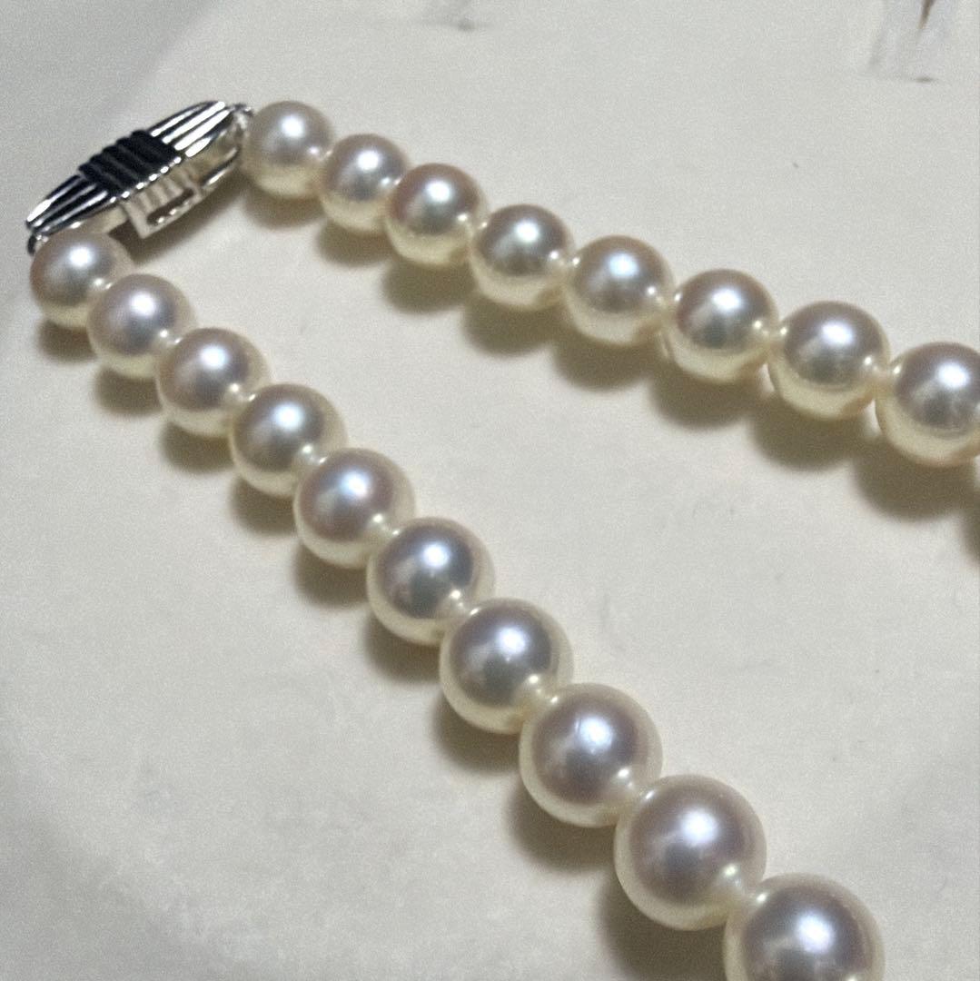 K18 Mikimoto Akoya Pearl Necklace 7.5 with bright luster in marked boxed packaging, 43 cm length