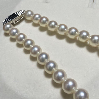K18 Mikimoto Akoya Pearl Necklace 7.5 with bright luster in marked boxed packaging, 43 cm length