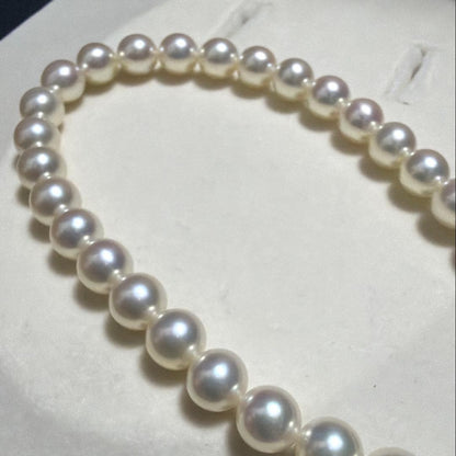 K18 Mikimoto Akoya Pearl Necklace 7.5 with bright luster in marked boxed packaging, 43 cm length
