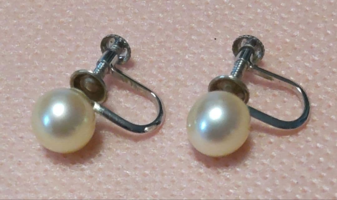 Tasaki Akoya Pearl 7.0mm necklace and matching 7.0mm pearl earrings on a white background