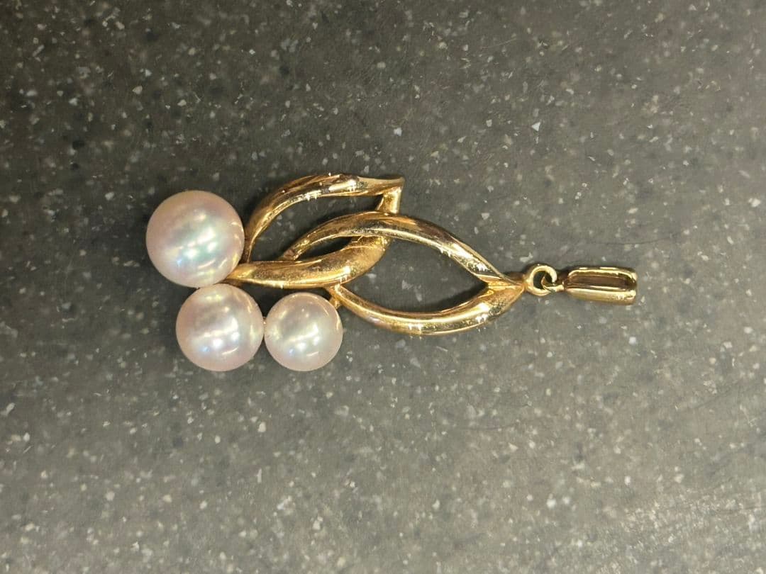 Mikimoto K14 gold pearl pendant featuring three white pearls arranged in a flower shape