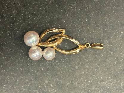 Mikimoto K14 gold pearl pendant featuring three white pearls arranged in a flower shape