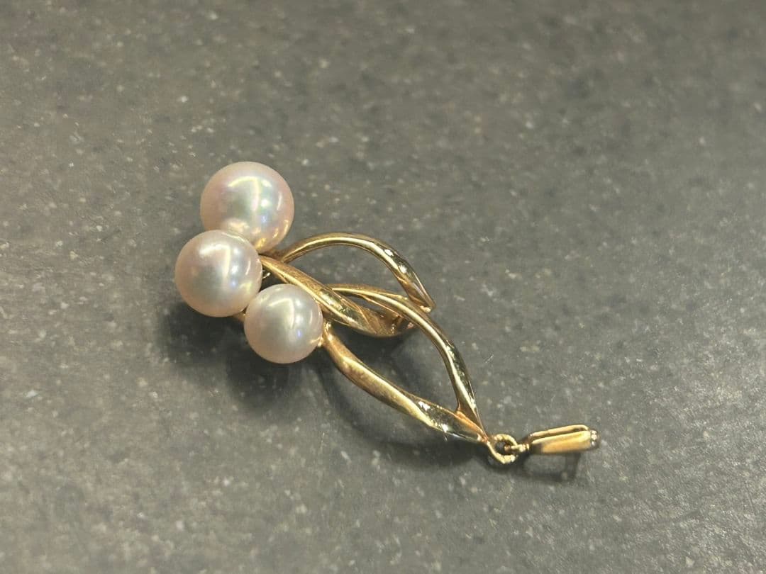 Mikimoto K14 gold pearl pendant featuring three white pearls arranged in a flower shape