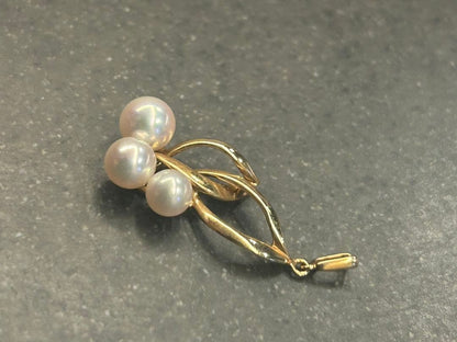 Mikimoto K14 gold pearl pendant featuring three white pearls arranged in a flower shape